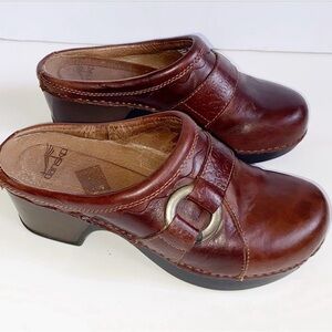 🌺 Dansko brown leather, slip on, open back clogs 37 or size 7